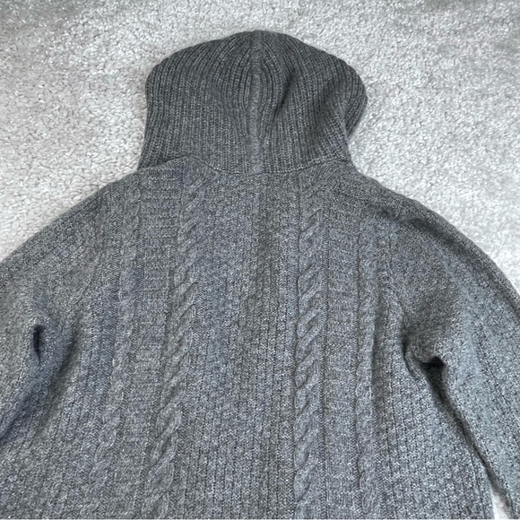 Vineyard Vines Cable Knit Hooded
Cardigan Large. Lambswool/Alpaca Style #2E0317. - Picture 8 of 13